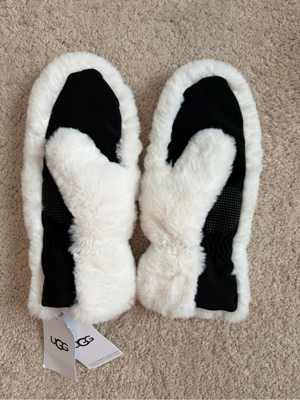 Ugg NWT Quilted Faux Fur White Nimbus Mittens Women's Size Sm / Med